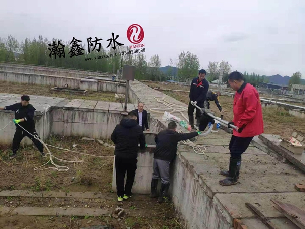 西安瀚鑫防水堵漏公司承接的汉中铺镇污水处理厂防水堵漏工程进场了(图1)