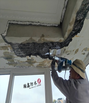 飘窗漏水:顶上做了好几次防水都没用,最后发现水是从瓷砖后面绕下来的(图2) 飘窗漏水:顶上做了好几次防水都没用,最后发现水是从瓷砖后面绕下来的(图2)