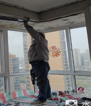 飘窗漏水:顶上做了好几次防水都没用,最后发现水是从瓷砖后面绕下来的(图4) 飘窗漏水:顶上做了好几次防水都没用,最后发现水是从瓷砖后面绕下来的(图4)