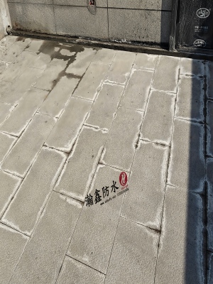 露台缝反碱，别急着刷涂料，把缝灌满才是治根 ——瀚鑫防水 闫志峰(图2)