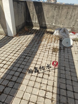屋顶地砖缝漏水怎么修？不砸砖、不铲地，四道工序管二三十年(图2)