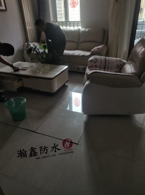 地砖空鼓了，注胶能粘住吗？我劝你别折腾，直接换地板(图1)