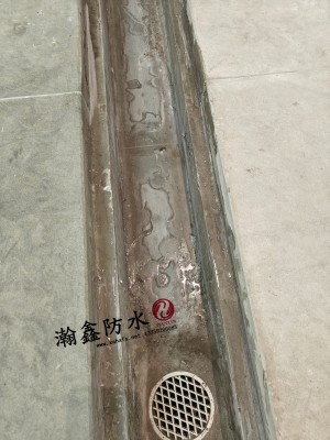 游泳池漏水怎么修？溢水沟刷了好几遍防水，水照样漏(图1)