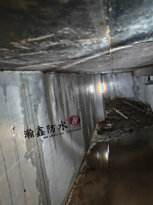 游泳池漏水怎么修？溢水沟刷了好几遍防水，水照样漏(图2)