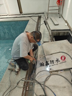 游泳池漏水怎么修？溢水沟刷了好几遍防水，水照样漏(图3)