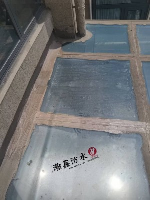 阳光房玻璃顶漏水，打了好几遍胶还漏？问题不在表面，在缝里是空的(图1)