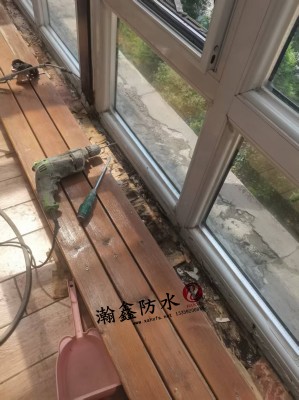 阳光房玻璃顶漏水,打了好几遍胶还漏?问题不在表面,在缝里是空的(图4) 阳光房玻璃顶漏水,打了好几遍胶还漏?问题不在表面,在缝里是空的(图4)