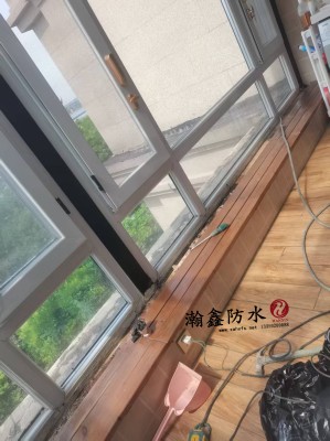 阳光房玻璃顶漏水,打了好几遍胶还漏?问题不在表面,在缝里是空的(图6) 阳光房玻璃顶漏水,打了好几遍胶还漏?问题不在表面,在缝里是空的(图6)